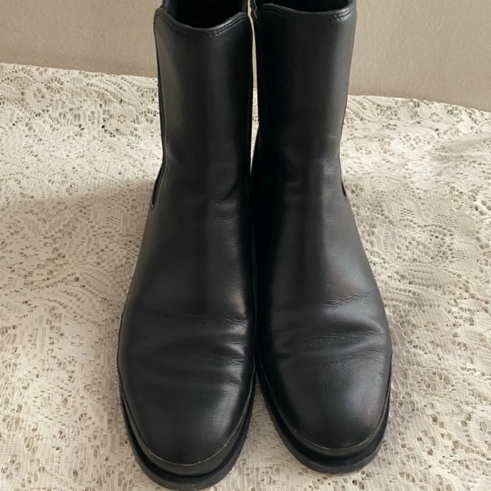 VINCE Black Ryker Leather Ankle Chelsea Boots with Elastic Panels